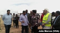 Ministra das Pescas, Vitória de Barros Neto, com donos da Tchiome, Benguela