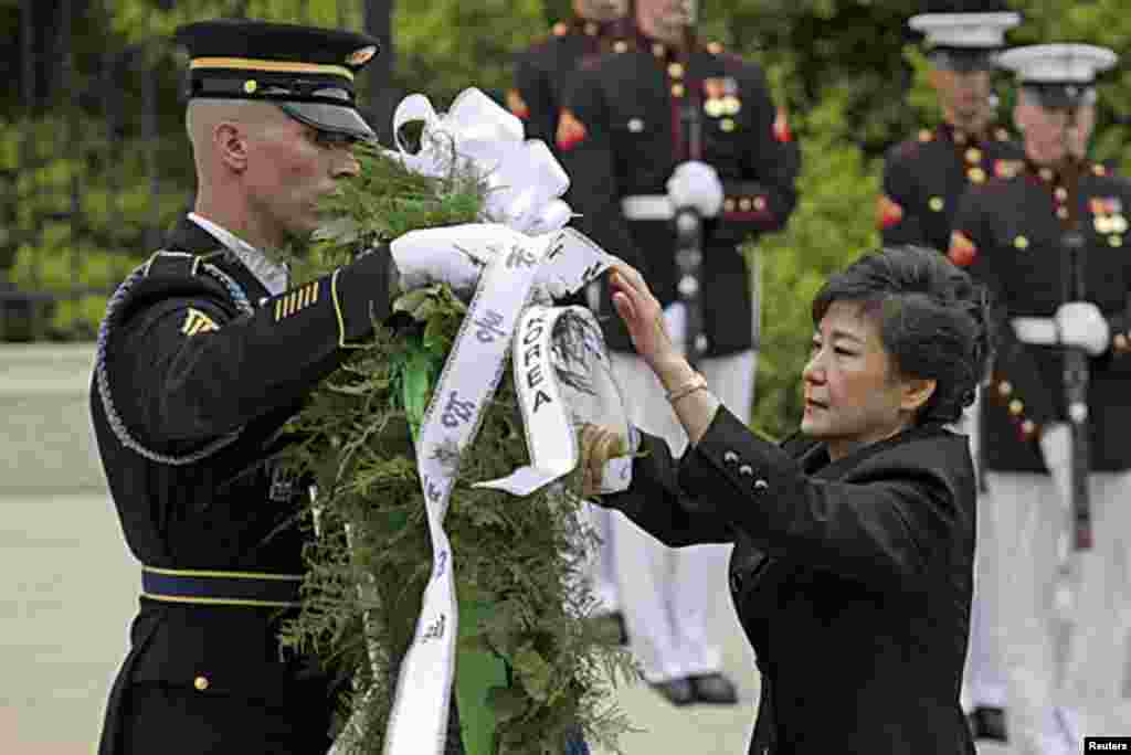 Tổng thống Park Geun-Hye đặt vòng hoa tại Mộ Tử sĩ Vô danh tại Nghĩa trang Quốc gia Arlington, bang Virginia, ngày 6 tháng 5.