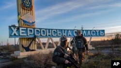 Після звільнення Херсонщини відкриваються подробиці нових злочинів, що їх скоювала російська окупаційна влада, кажуть західні ЗМІ, чиї кореспонденти повідомляють з півдня України.