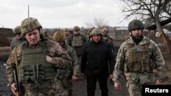 Секретар Ради національної безпеки і оборони України Олексій Данілов відвідав бойові позиції Збройних сил України поблизу лінії розмежування з підтримуваними Росією бойовиками поблизу села Богданівка Донецької області, Україна, 19 лютого 2022 року.