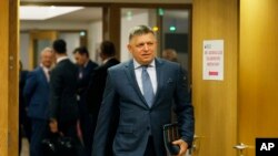 Kryeministri i ri sllovak Robert Fico duke hyrë në një takim të BE-së në Bruksel