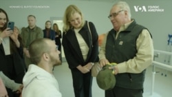 Мільйонер Говард Баффет зі сльозами про Україну. Поїздки на фронт і реакція Воррена Баффета. Відео