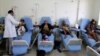 ARCHIVO - Un médico atiende a pacientes con cáncer en un centro de tratamiento de la enfermedad en Saná, Yemen, el 11 de febrero de 2017.