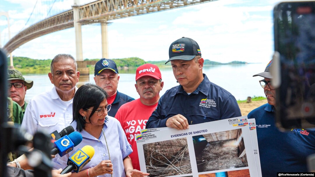 La vicepresidenta de Venezuela, Delcy Rodríguez, denuncia planes para derribar un puente en el sur de Venezuela. 
