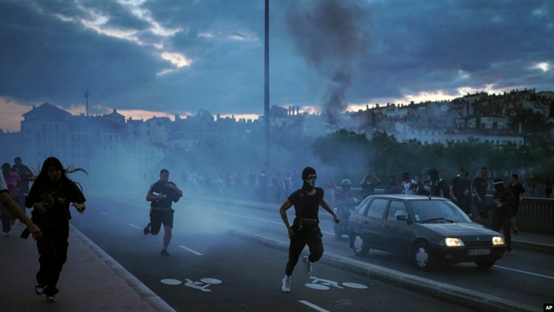 30 Haziran 2023 - Fransa'nın birçok kentinde protestolar ve isyanlar devam ediyor. Lyon da bu kentlerden biri. Şehirde gençler polisler çatışıyor.