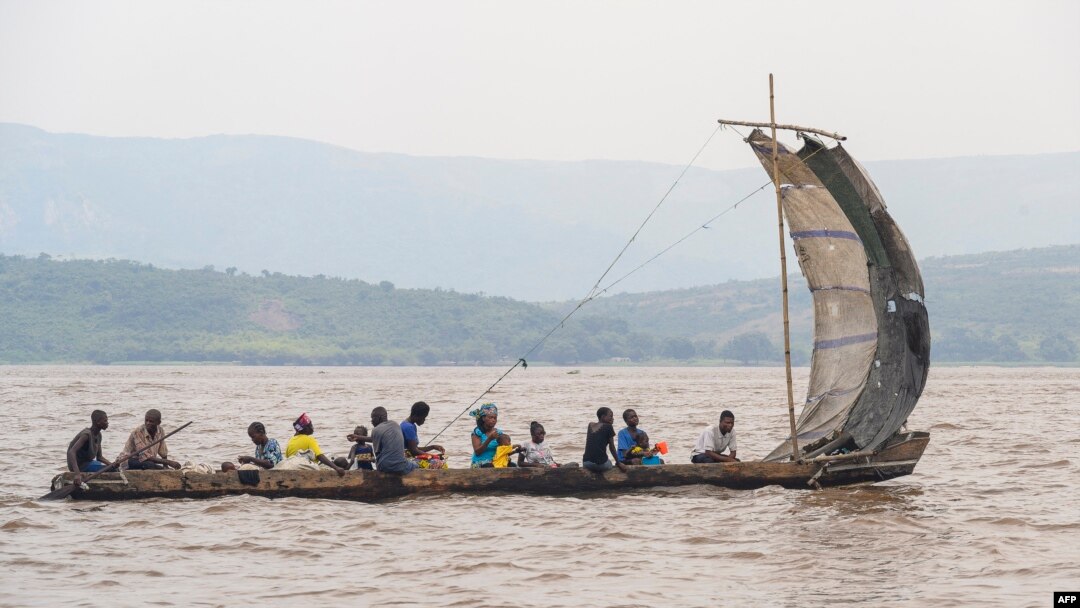 Bato baike bazali kosala mobembo kati na bwato etindikami na mopepe na ebale ya Congo na nzela ya Kwamouth, pene na Kinshasa, RDC, 29 sanza ya misato 2024.