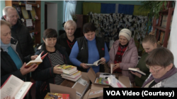 Мешканці села Стодульці на Вінничині розглядають нові книги