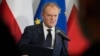 Donald Tusk razgovara sa novinarima u Varšavi, 8. decembra 2023. (Foto: AP/Czarek Sokolowski, File)
