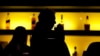 ARCHIVO - En esta fotografía del 30 de noviembre de 2017, un cliente toma su bebida mientras come en un bar en Nueva Jersey. 