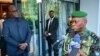 Général Brice Oligui Nguema (D) mokonzi ya Gabon nsima na masolo na président Félix Tshisekedi (G) ya RDC, Kinshasa, 11 sanza ya zomi 2023. (Présidence RDC) 