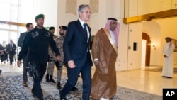 Sekretari i Shtetit Blinken gjatë takimit me Ministrin e Jashtëm saudit Princin Faisal bin Farhan, në Riad, Arabi Saudite, 14 tetor 2023