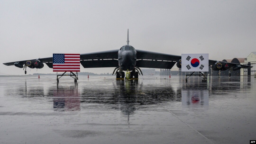 지난 10월 한국 청주 공군기지에 착륙한 미 공군 B-52H 전략폭격기가 앞에 미한 양국 국기가 세워져있다.