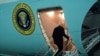 Президент США Джо Байден сідає на літак Air Force One на авіабазі Доббінс, 28 червня 2024 року в Марієтті, штат Джорджія, після участі в президентських дебатах в Атланті.
