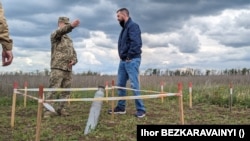 Чиновник каже, що правила розмінування "написані кров'ю". І поки у світі відсутня технологія, яка б могла швидко та безпечно розміновувати великі площі