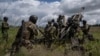 Архівне фото: український військовий з гаубицею M777, яку поставили США. Як стало відомо Голосу Америки, США виділять Україні до 150 млн доларів додаткової допомоги вже 25 жовтня 2023 року