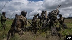 Архівне фото: український військовий з гаубицею M777, яку поставили США. Як стало відомо Голосу Америки, США виділять Україні до 150 млн доларів додаткової допомоги вже 25 жовтня 2023 року