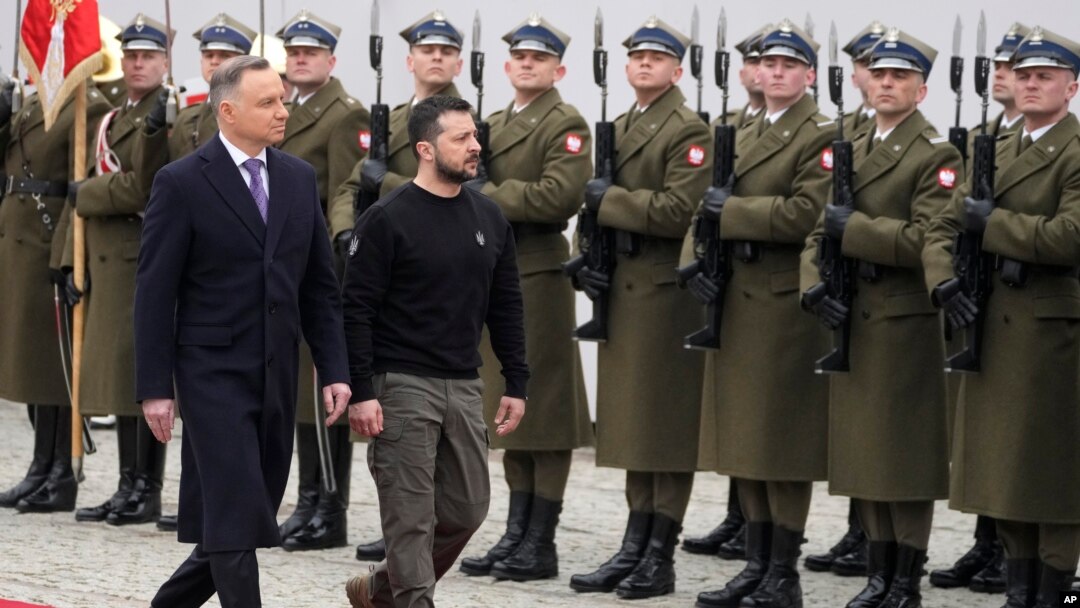 El presidente de Polonia, Andrzej Duda, a la izquierda, recibe al presidente de Ucrania, Volodymyr Zelenskyy, mientras se reúnen en el Palacio Presidencial en Varsovia, Polonia, el miércoles 5 de abril de 2023. (Foto AP/Czarek Sokolowski)