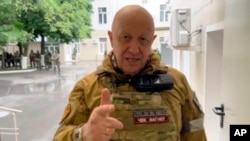 Ông Yevgeny Prigozhin thủ lĩnh tập đoàn Wagner thu hình tuyên bố của ông tại Rostov-on-Don, Nga, ngày thứ Bảy, 24/6/2023.