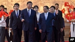 Waziri Mkuu wa Vetnam Pham Minh Chinh, (Kulia) akizungumza na Rais wa China, Xi Jinping (Kati-kati Kushoto) huko Hanoi, Dec. 13, 2023.