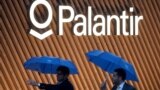 Chiến trường Ukraine là nơi thí nghiệm các sản phẩm của những công ty “quốc phòng mới” như Palantir. Hình minh họa, logo của công ty Palantir tại Davos, Switzerland, tháng Năm, 2022.
