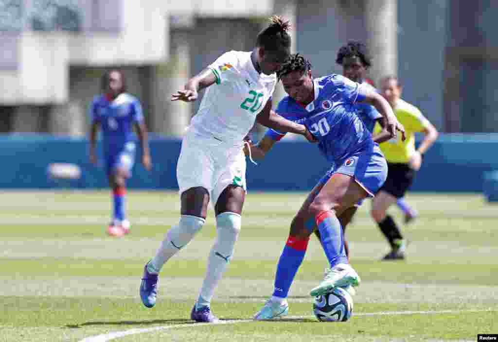 Jwez Senegal Korka Fall ak Ayisyen Kethna Louis pandan match Senegal - Ayiti a nan stad North Harbour, nan vil Auckland, La Nouvel Zeland, 18 Fevriye 2023.