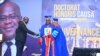 Recteur ya Université ua Kinshasa (Unikin), Jean-Marie Kayembe (D), apesi président Félix Tshisekedi (C) diplôme ya Docteur honirs Causa, Kinshasa, 12 sanza ya zomi 2023. (Présidence RDC)