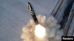 북한은 김정은 국무위원장이 참관한 가운데 고체연료 대륙간탄도미사일(ICBM) 화성-18형 발사 훈련을 실시했다며, 지난달 19일 사진을 공개했다. (자료사진)