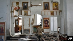 Український військовослужбовець молиться на колінах у церкві, яка постраждала від російської авіації в місті Оріхів, Запорізька область, Україна, п'ятниця, 5 квітня 2024 року. (AP Photo/Андрій Андрієнко)