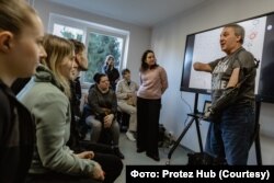 Майк Сент-Онж у березні 2024 р. відвідував Україну, щоб підтримати людей, які втратили руки через війну та на власному прикладі показати їм деякі базі навички життя після ампутації.