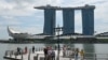 La gente toma fotografías en el embarcadero del paseo marítimo de Marina Bay en Singapur el 17 de noviembre de 2023.
