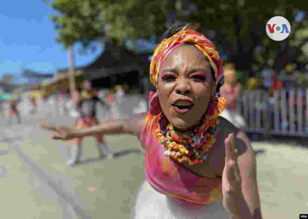 Mapalé:&nbsp;Es una de las danzas homenajeadas en el Carnaval 2023 y representa los movimientos del pez al salir del agua. Es un baile de careo en parejas, fuerte y sensual. [Foto: Karen Sánchez, VOA]