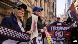 Прихильники Дональда Трампа під Трамп-тауер в Нью-Йорку, 3 квітня 2023 року