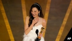 Michelle Yeoh, aktorja më e mirë për rolin në filmin "Everything Everywhere All at Once"