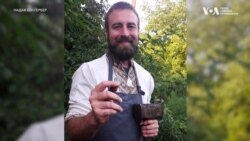 Американець вивчив українську і виробляє скоби для бліндажів на Вінниччині. Відео