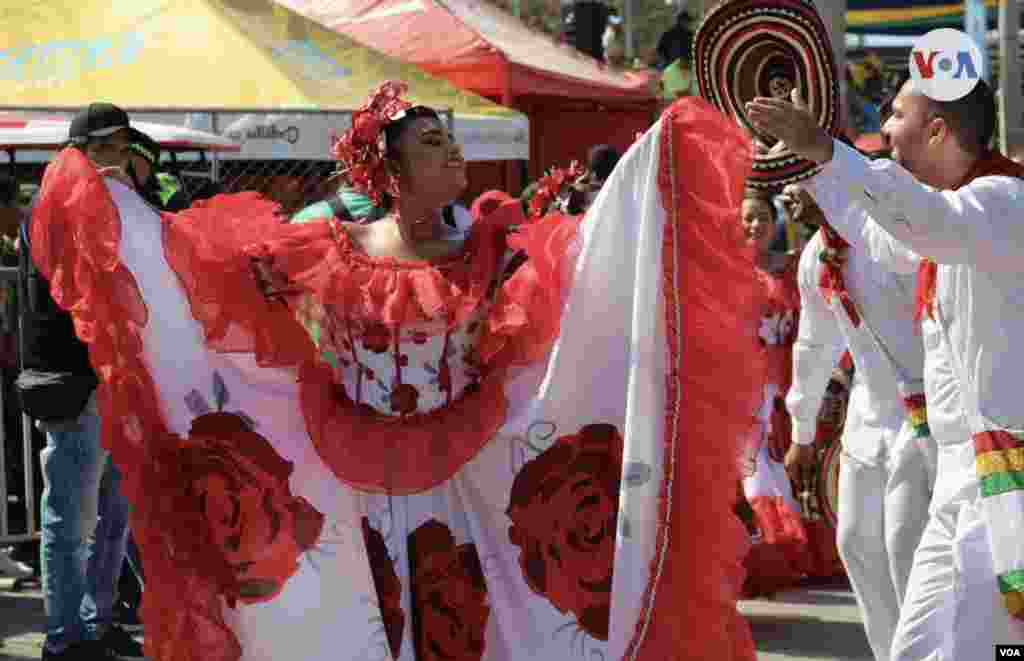 Cumbia:&nbsp;Es una danza que se originó en la Costa Caribe en los tiempos de la colonia. Es de carácter amoroso que evoca la fusión de las tres etnias: blanca, indígena y afro. [Foto: Karen Sánchez, VOA]