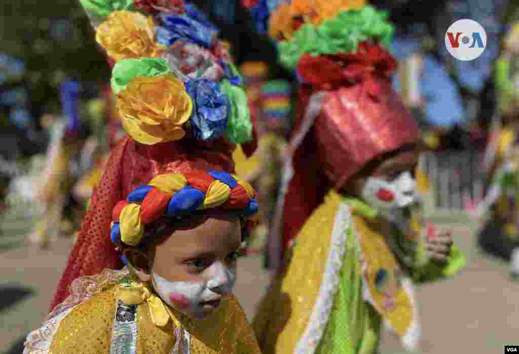 El Congo: es una danza originaria de la región homónima en África, ejecutada por parejas de hombres. También es el nombre del premio que se otorga a los ganadores del festival de orquestas, danzas, comparsas, disfraces, comedias, letanías, etc. [Foto: Karen Sánchez, VOA]
