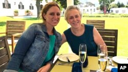 Sara Depojan sa ćerkom Kerolin Bester (Foto: AP/Sarah Depoian)
