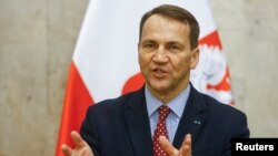 Польський міністр закордонних справ Радослав Сікорський свій перший закордонний візит після призначення на посаду 2023 року здійснив в Україну. Київ. 22 грудня 2023 р.
