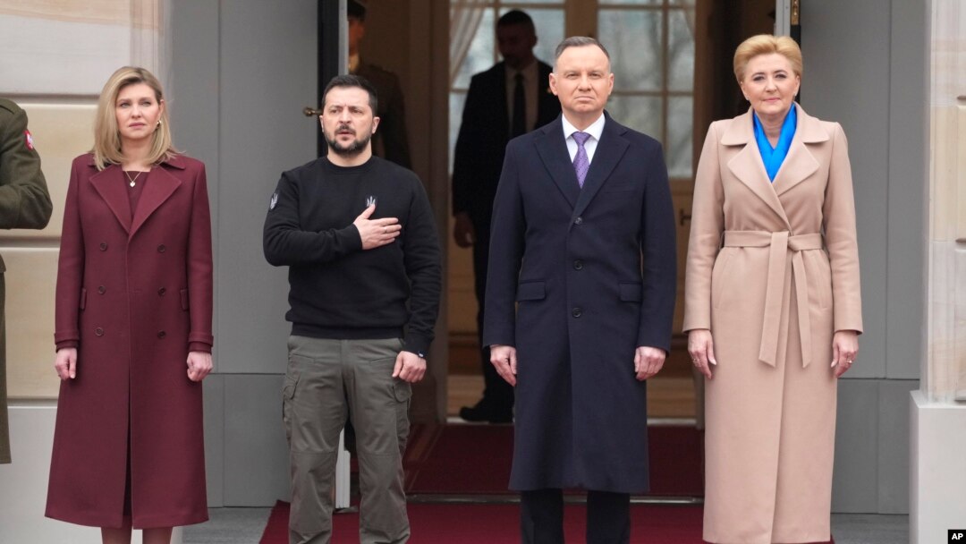 El presidente de Polonia, Andrzej Duda, segundo a la derecha, con su esposa Agata Kornhauser-Duda dan la bienvenida al presidente ucraniano Volodymyr Zelenskyy con su esposa Olena, a la izquierda, en el Palacio Presidencial en Varsovia, Polonia, el miércoles 5 de abril de 2023. 