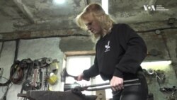 З молотом та манікюром: як Марія Кобець стала ковалем замість чоловіка, який пішов на війну. Відео