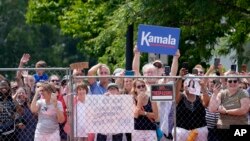 Прихильники зустрічають віцепрезидентку США Камалу Гарріс в Массачусетсі 27 липня 2024 року