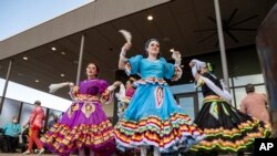 ARCHIVO - Jóvenes bailarines folclóricos del grupo Viva México comienzan su rutina de baile en una celebración del Cinco de Mayo organizada por la Cámara de Comercio Hispana de Odessa en el Odessa, Texas, EEUU, el miércoles 5 de mayo de 2021.