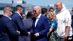 Президент США Джо Байден (у центрі) і перша леді Джилл Байден (друга праворуч) прибувають на літаку Air Force One до міжнародного аеропорту Гаррісбурга, щоб взяти участь у передвиборчому мітингу в Гаррісбурзі, штат Пенсильванія, 7 липня 2024 року.