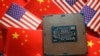 美中国旗与半导体芯片图示
