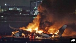 Avioni i linjës Japan Airlines në flakë në aeroportin Haneda, Tokio, Japoni. 2 janar, 2024.