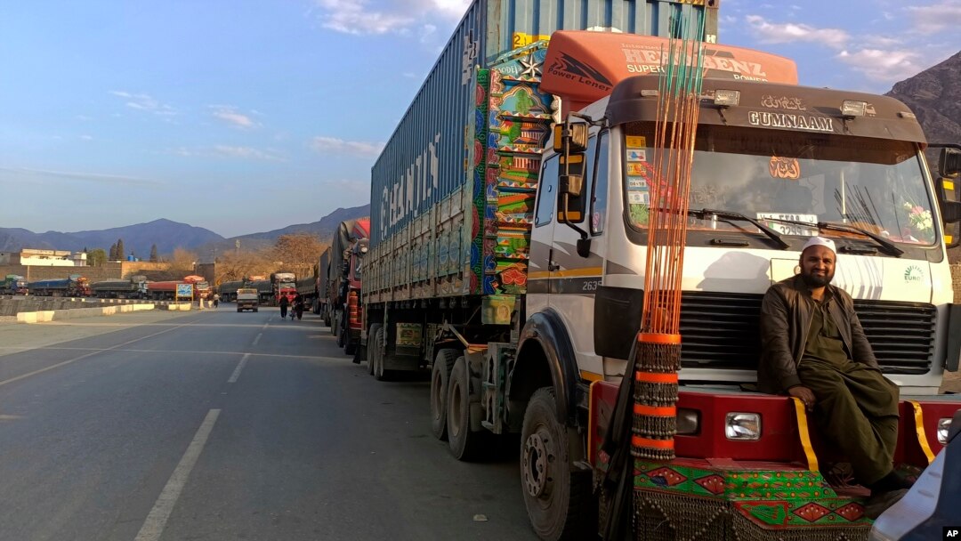 حکومت پاکستان در ماه مارچ سال روان به رانندگان افغان و کمک‌رانندگان دستور داده بود تا ۳۱ جولای مدارک ورود موقت را بگیرند.