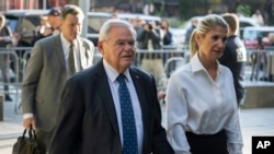 Senatori Bob Menendez nga Nju Xhersi dhe gruaja e tij, Nadine Menendez/AP