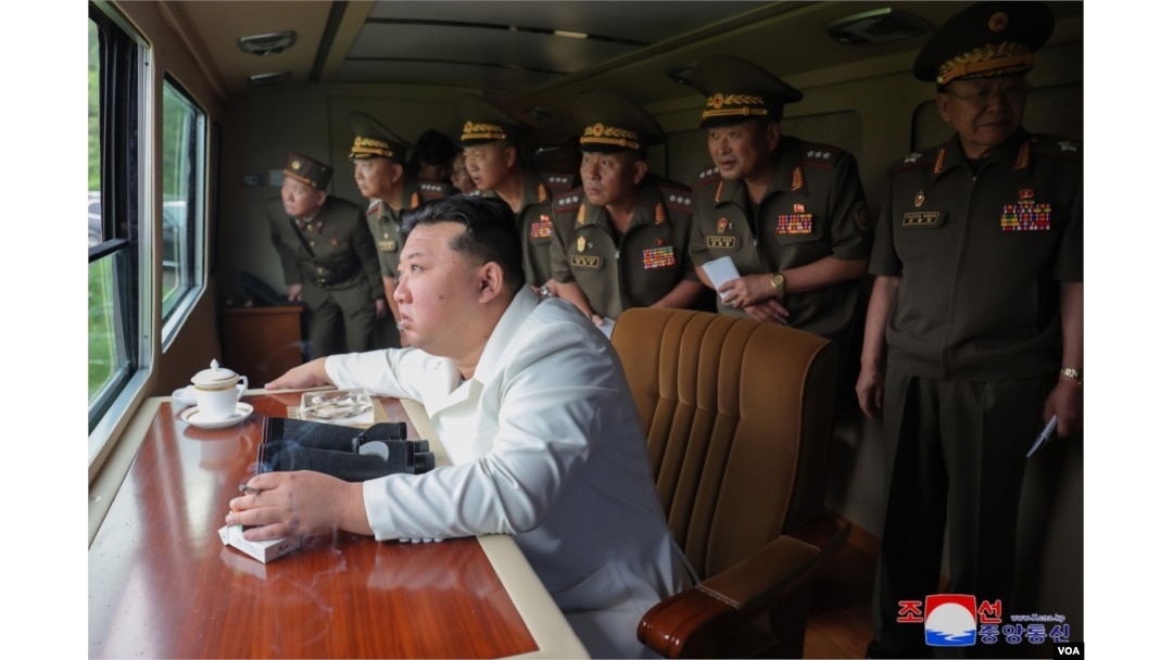 27일 북한이 김정은 북한 국무위원장이 제2경제위원회산하 국방공업기업소가 생산한 유도 기능이 적용된 240mm 신형 방사포 시험사격을 참관하고 있다. (사진출처: 조선중앙통신)