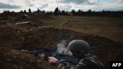 Український військовий під час навчань із французькими солдатами у військовому таборі у Франції, листопад 2023 року