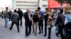 Porodice žrtava i povređenih ispred bolnice u Kermanu, na jugozapadu Irana (Foto: Sare Tajalli, ISNA via AP)